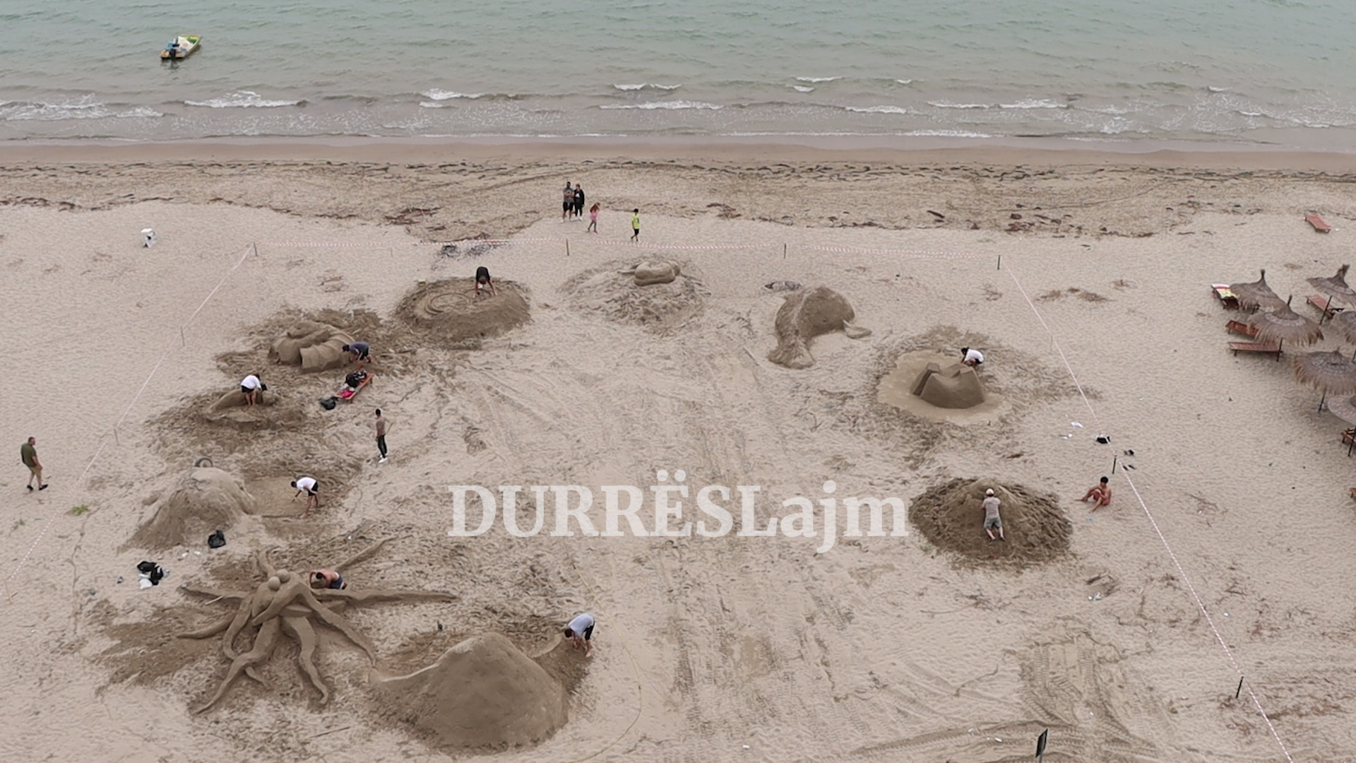 Skulpturat prej rëre &#8220;pushtojnë&#8221; bregdetin e Durrësit, finalizohet konkursi Seaside sandart (VIDEO)