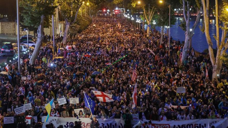 Gjeorgji, 50,000 kundërshtarë të projekt-ligjit për “agjentët e huaj” marshojnë nën një shi të dendur