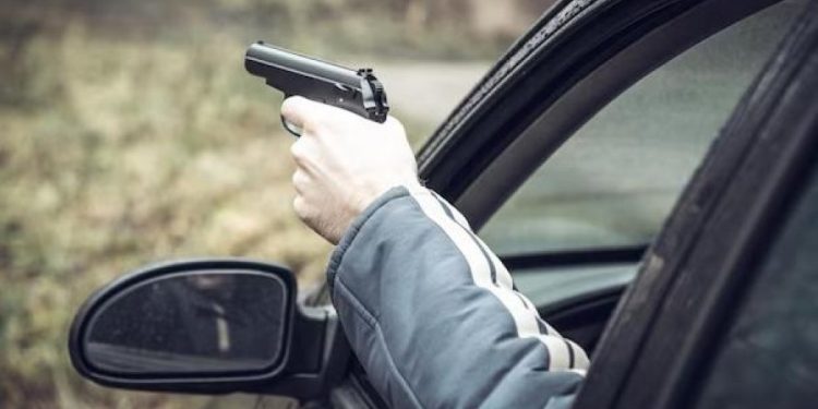 Dy vëllezërit dhe kushëriri kërcënojnë me armë zjarri 49-vjeçarin 