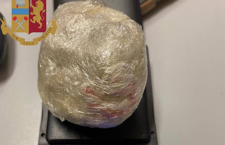 Itali, kapet shqiptari me 1 kg kokainë në makinë