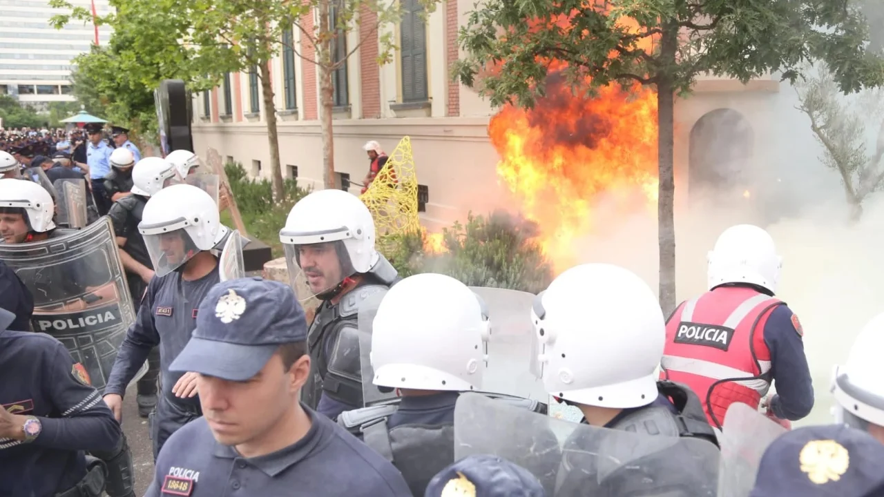 Hodhi molotov drejt Bashkisë së Tiranës dhe dhunoi policët, ndalohet protestuesi 38-vjeçar