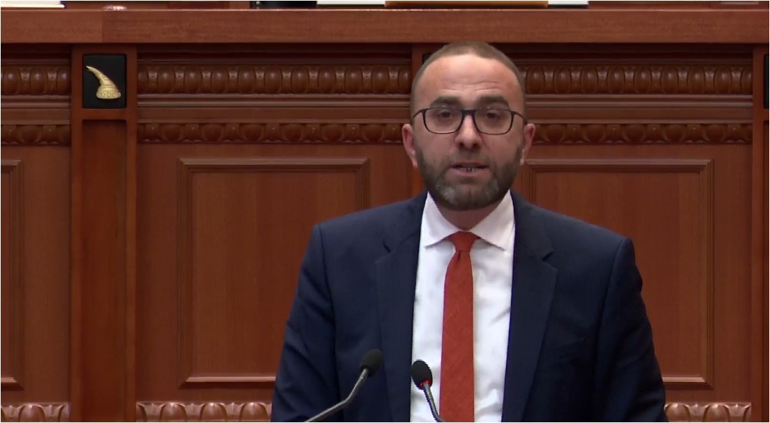 “Arben Ndoka ditën votonte ligje, natën porosiste vrasje”, Bardhi: Korrupsioni s’luftohet me fjalë dhe rezoluta! S’e votojmë!