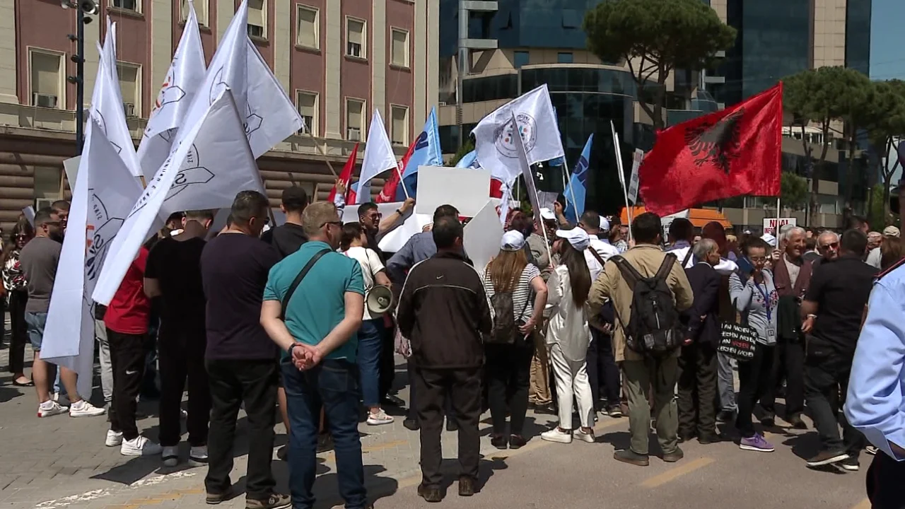 “Dinjitet për punëtorët”/ Qytetarë të profesioneve të ndryshme protestojnë para Kryeministrisë