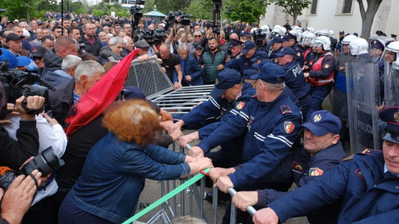 Protesta para Bashkisë së Tiranës/ Ndalohet një 49-vjeçar, i dyshuar për vrasje me dashje