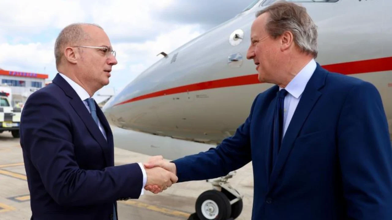 Ish-kryeministri britanik David Cameron mbërrin në Tiranë, ministri Hasani ndan foto nga takimi në aeroport