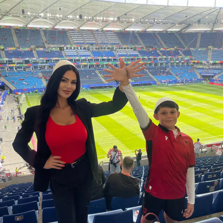 “Tifozja më seksi” e Evropës bën tifo për Kombëtaren, shkrep foto me shqiponjën në stadium