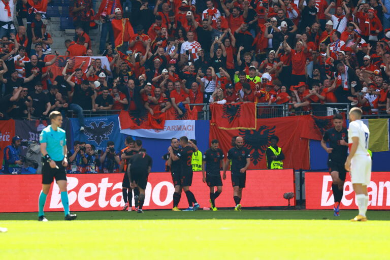 UEFA gjobit FSHF-në për incidentet e tifozëve shqiptarë gjatë ndeshjes Kroaci -Shqipëri