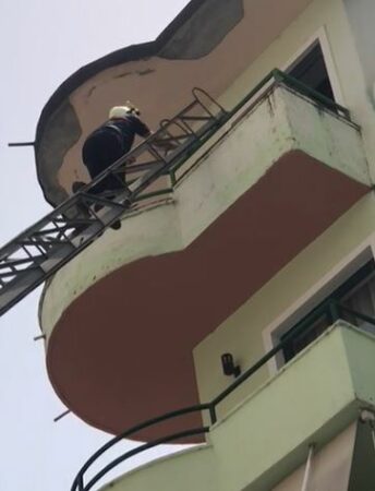 Prindërit dalin për pazar e harrojnë çelësat në banesë, mbetet i bllokuar 7-vjeçari 