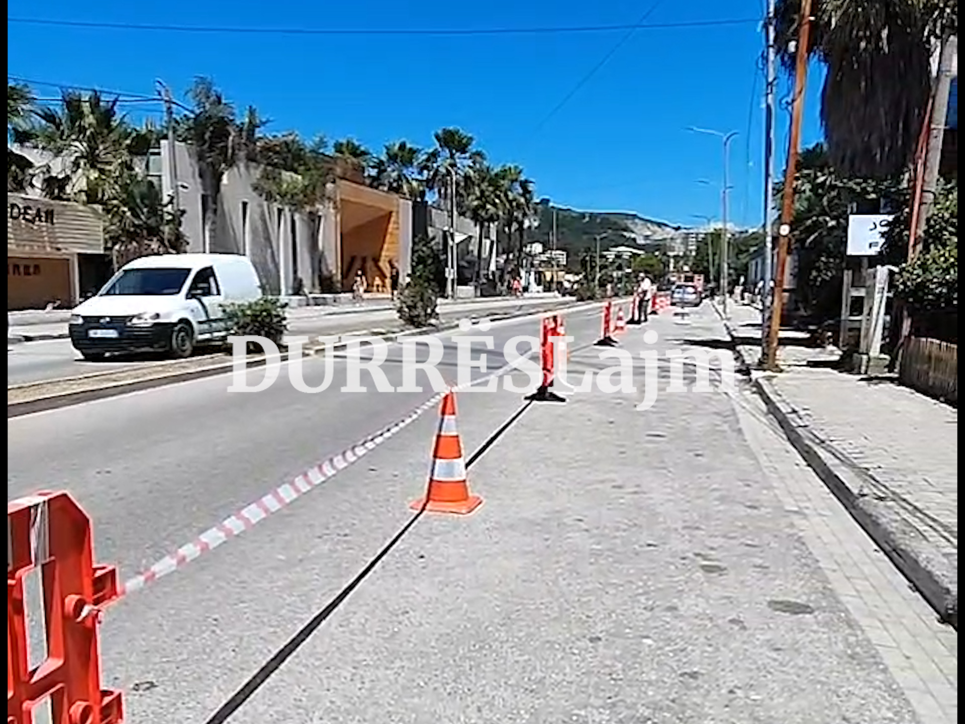 Durrës, largohen të gjitha mjetet e parkuara në rrugën &#8220;Taulantia&#8221;. Masa do të jetë në fuqi për 12 orë (VIDEO)