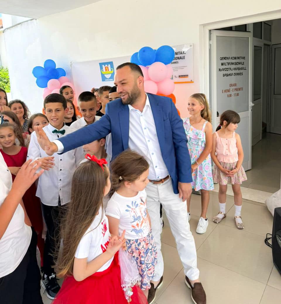 1 Qershori/ Deputeti Çyrbja feston me fëmijët e Qendrës Komunitare të Rrashbullit dhe ka një mesazh: Është një ditë reflektimi!
