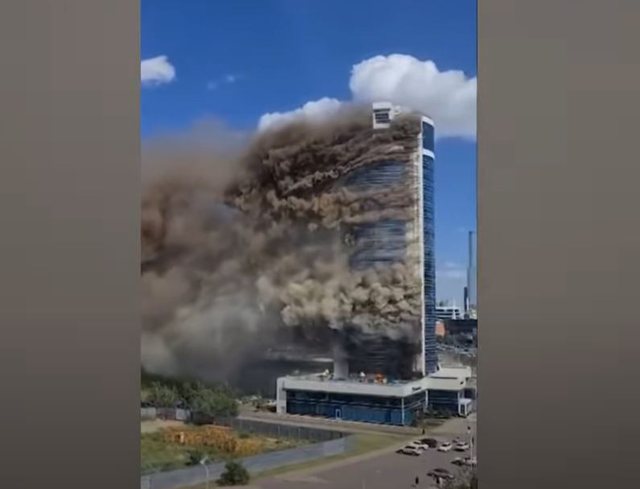 Pamje të frikshme në Kazakistan, ndërtesa 26-katëshe përfshihet nga flakët (VIDEO)