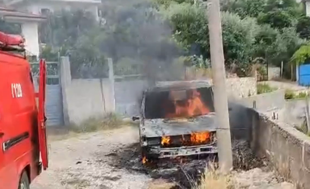Merr flakë furgoni i parkuar, dyshohet për një shkëndijë elektrike