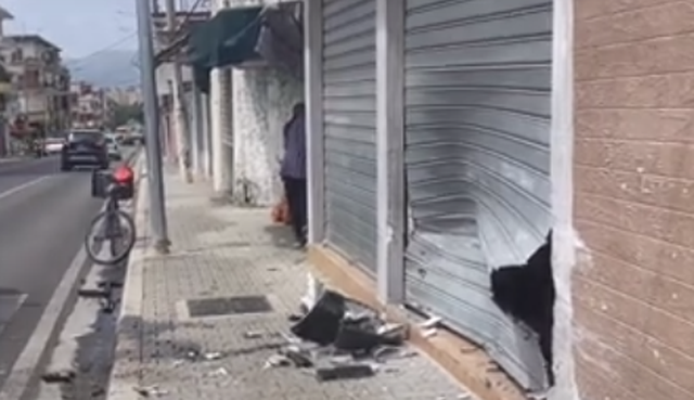 Parakaloi me shpejtësi autobusin në Vlorë, shoferi i “Golf”-it përplaset me qepenin e biznesit, merr plagë në kokë