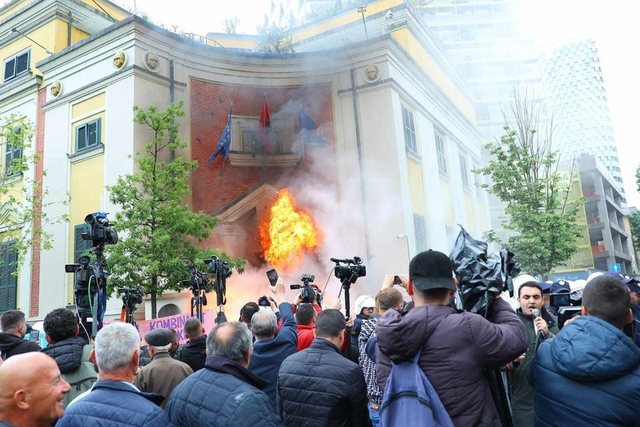 Opozita për herë të dytë brenda javës në protestë te bashkia e Tiranës, paralizohet qendra e kryeqytetit