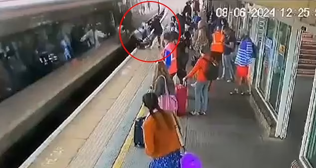 Moment TRONDITËS/ Karroca e fëmijës 3-muajsh përplaset me trenin në lëvizje