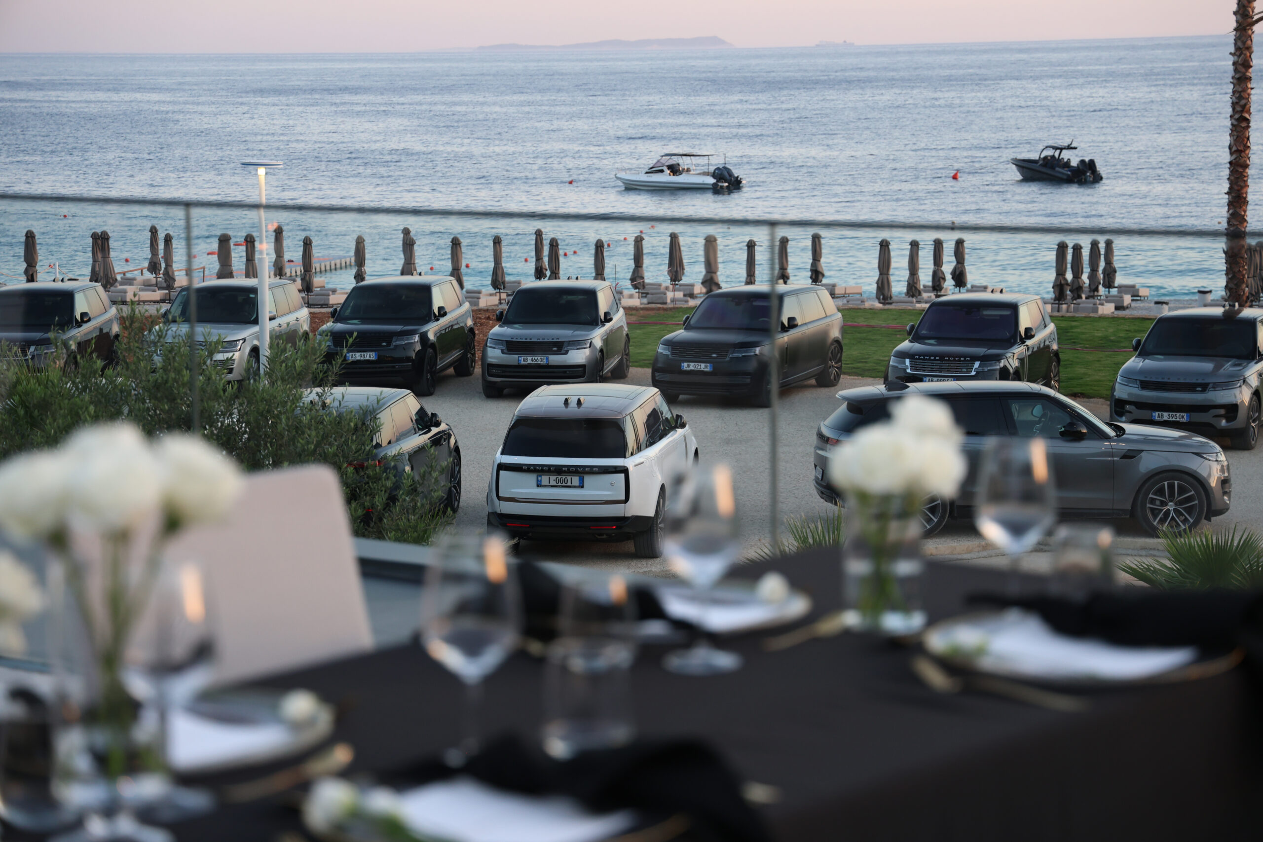 “Range Rover” – Udhëtim luksoz nëpër rrugë, adrenalinë për entuziastët edhe në detin Jon