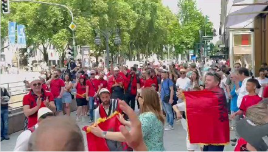 Ndizet atmosfera kuqezi, para ndeshjes me Spanjën (VIDEO)