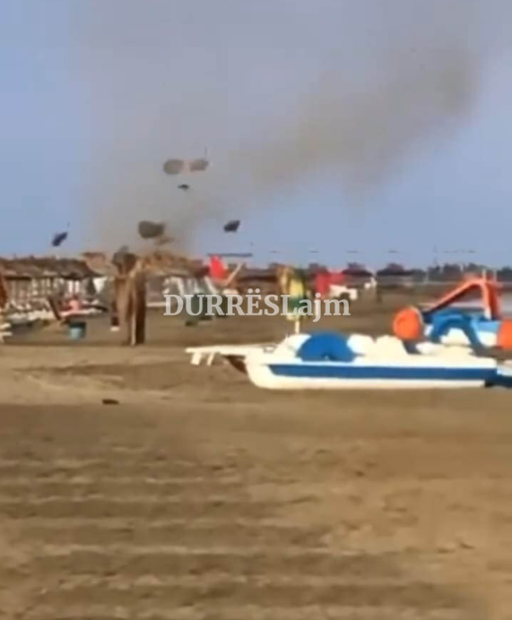 VIDEO/ Tornado e fuqishme në Sektorin “Rinia” të Durrësit, ngre në ajër dhjetëra çadra plazhi