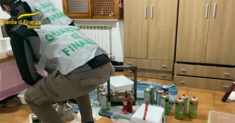 Dyshohej për rrjedhje gazi në banesë, zjarrfikësit gjejnë 14 kg drogë! Arrestohet 30-vjeçari shqiptar