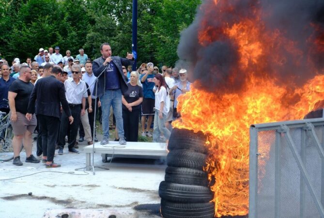 Protesta/ Klevis Balliu: Nuk do të ndalemi, arrestoni Veliajn, Ramën dhe madam Ballukun!
