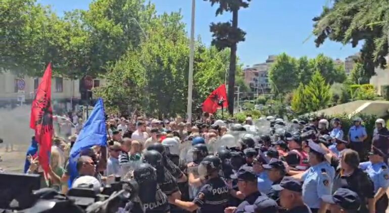 Këlliçi para protestuesve: Rama ka 11 vite që largon shqiptarët nga vendi, qytetarët të marrin në dorë fatet e tyre