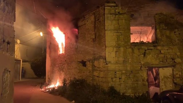 Përfshihet nga flakët banesa e braktisur, humb jetën një person