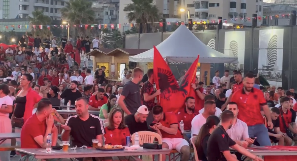 ”Ndizet” shëtitorja në Durrës (VIDEO)