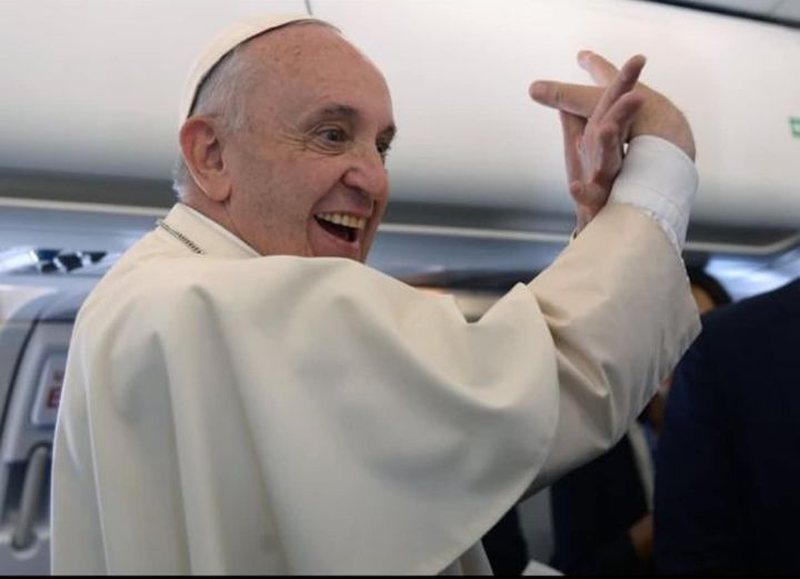 FOTO/ Përballja Shqipëri-Spanjë, Papa Francesku bën simbolin e shqiponjës me duar