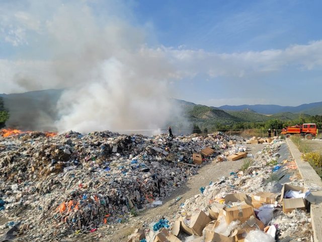 Zjarr në një vendgrumbullim mbeturinash