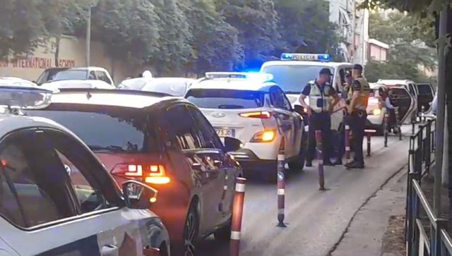 Policia ndalon një makinë pranë Ambasadës Amerikane, dyshohet se…