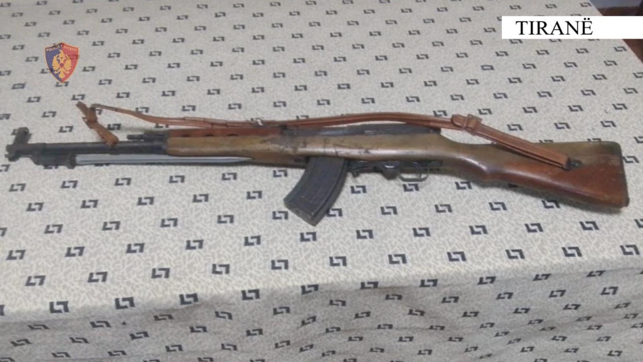 Mbante një armë zjarri pa leje në shtëpi, arrestohet 57-vjeçari në Tiranë