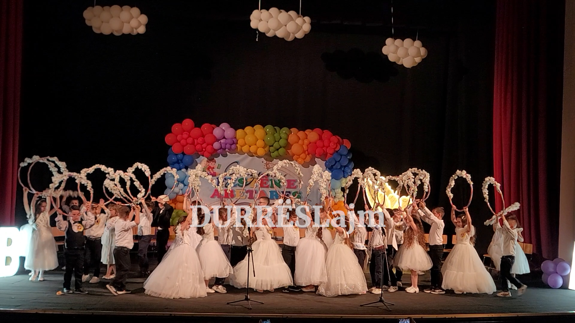 Festa e Abetares shndërrohet në spektakël fëminor nga klasat e para të shkollës &#8220;Jusuf Puka&#8221; (VIDEO)