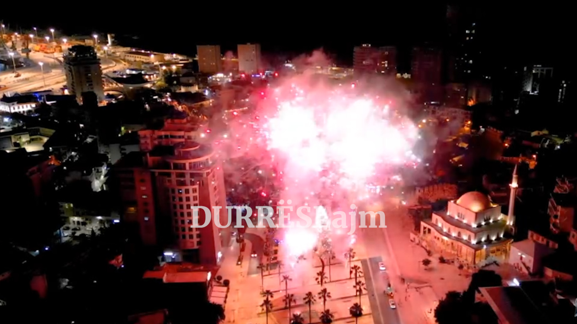 Durrës, çmenduri alla shqiptare në mesnatë. Fishekzjarret kthehen në makth për qytetarët  (VIDEO)