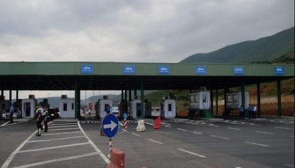 Po transportonin pjesë automjetesh të kontrabanduara nga Kosova, arrestohen 4 persona në Morinë, mes tyre një doganier