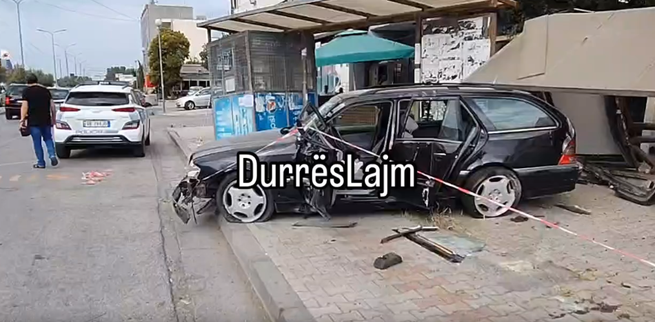 &#8220;Benz&#8221;-i humb kontrollin dhe përfundon në trotuar, dy të plagosur në Durrës (VIDEO)