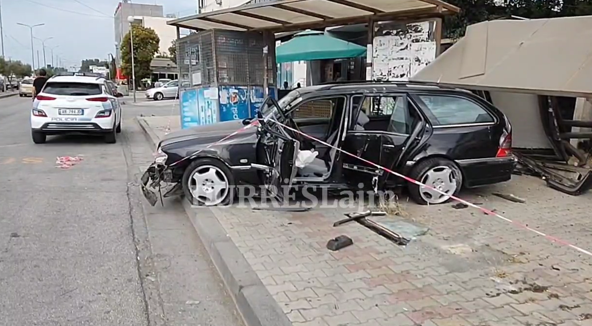 &#8220;Benz&#8221;-i humb kontrollin dhe përfundon në trotuar, dy të plagosur në Durrës (VIDEO)