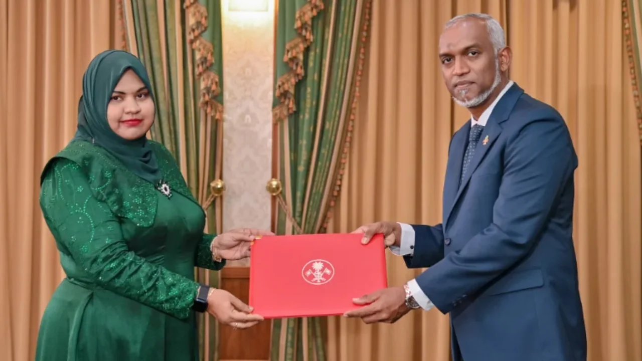 Magji e zezë me arra kokosi/ Arrestohet ministrja, ja si donte të fundoste presidentin e ishujve Maldive