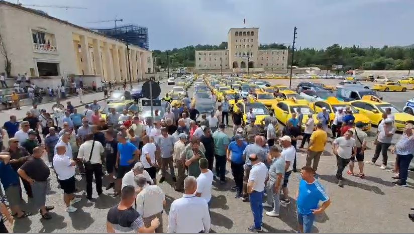 Taksistët e Tiranës dalin në protestë, kërkojnë ulje të çmimit të karburantit dhe respektim të tarifave në shërbim