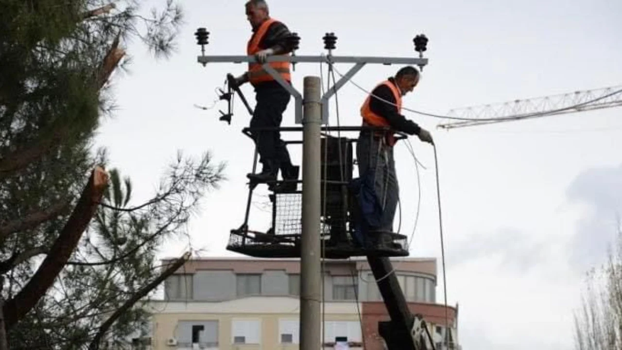 E gjithë Shqipëria pa energji elektrike për 30 minuta, reagon OST: Defekti erdhi nga linja me Greqinë, shkaktarë kanë qenë…