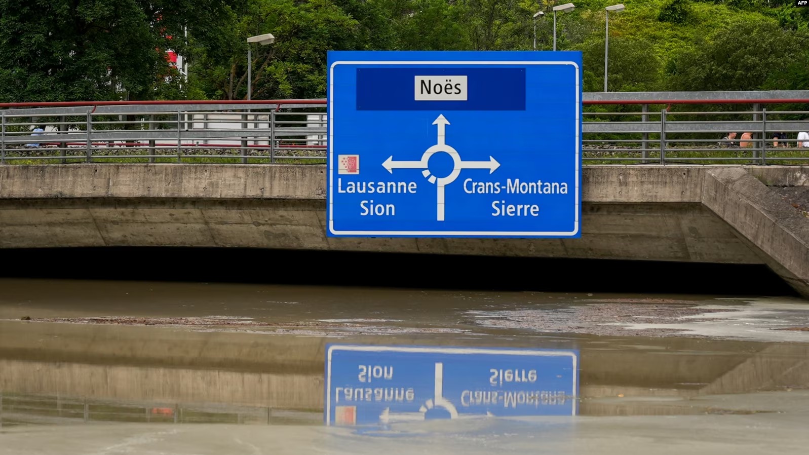 Stuhitë e fuqishme dhe shirat e rrëmbyeshëm shkaktojnë viktima në Francë dhe Zvicër, raportohet për pesë persona të vdekur
