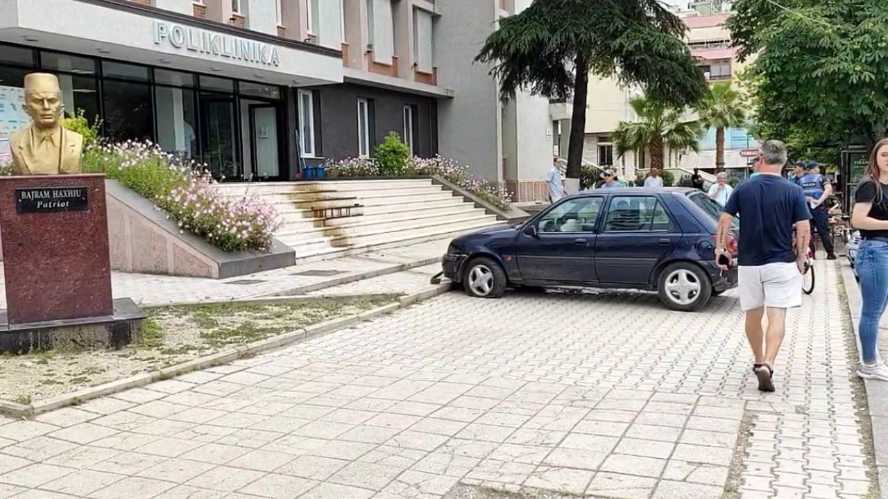 Automjeti përfundon te shkallët e poliklinikës në Lushnjë