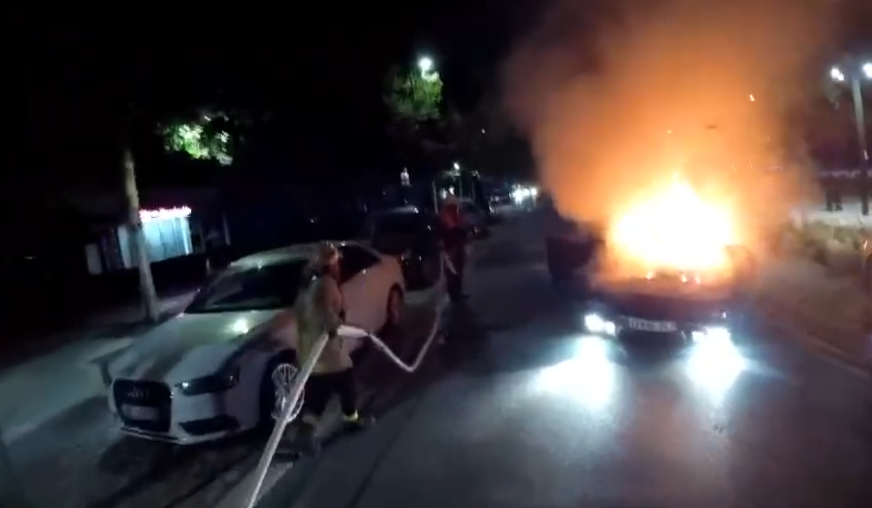 Aksident gjatë natës në Vlorë, pas përplasjes automjeti përfshihet në flakë