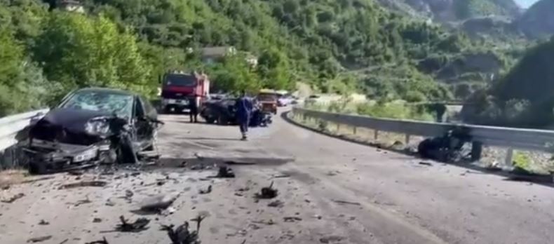 Përplasen kokë më kokë dy makina, plagosen dy persona