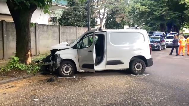 Po drejtonte një furgon, 32-vjeçarja shqiptare përplas për vdekje italianin