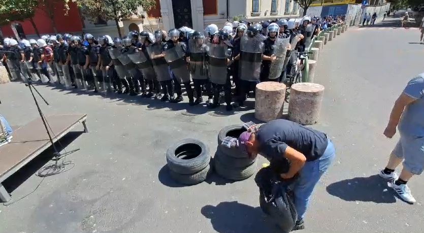 Policia heq gardhin metalik, por protestuesit para Bashkisë sjellin goma dhe tymuese!