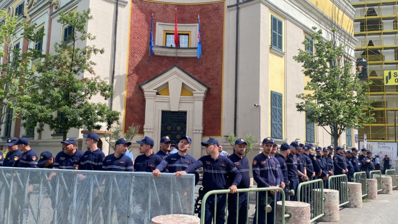 Protesta para Bashkisë së Tiranës/ Bllokohet qarkullimi në bulevardin kryesor, policia njofton masat gjatë të premtes