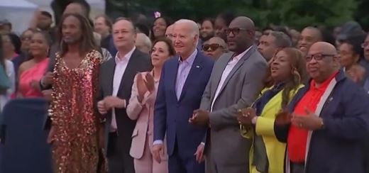 Biden “i ngrirë”, presidenti i SHBA sërish me probleme shëndetësore (VIDEO)