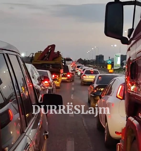 Trafik i rënduar në autostradën Tiranë-Durrës, arnimi i rrugës paralizon qarkullimin (VIDEO)