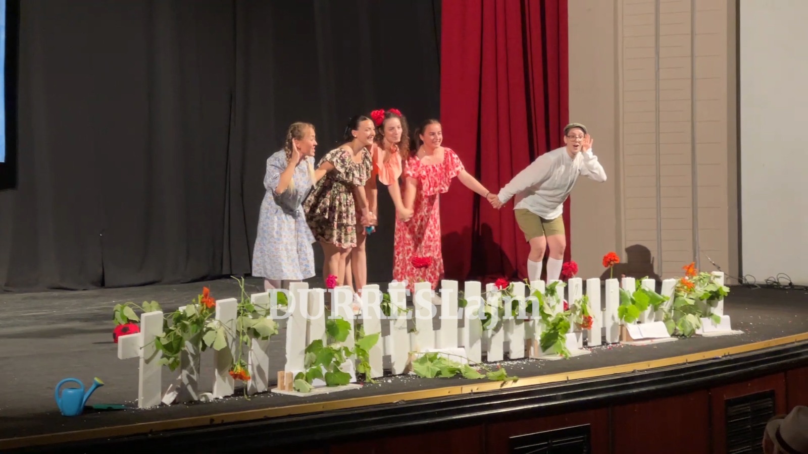 “Mbreti gjumash” ngjitet në skenën e teatrit të Durrësit për të edukuar fëmijët (VIDEO)