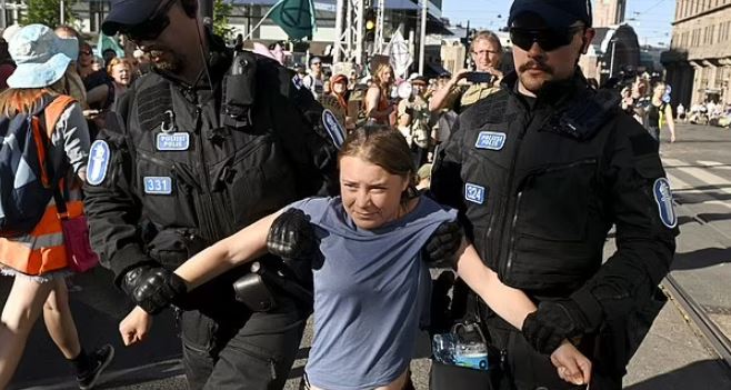 Protestë para parlamentit finlandez, aktivistja Greta Thunberg shoqërohet sërish nga policia